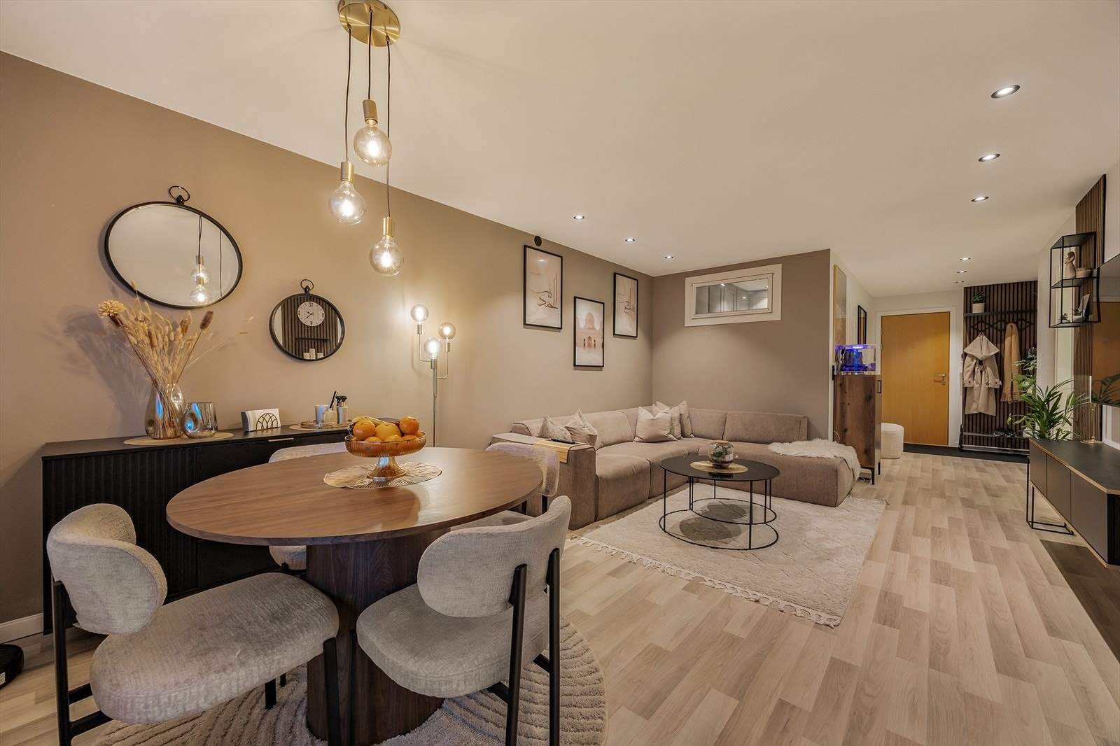 I stuen er det god plass til både sofagruppe og spisebord Galleribilde