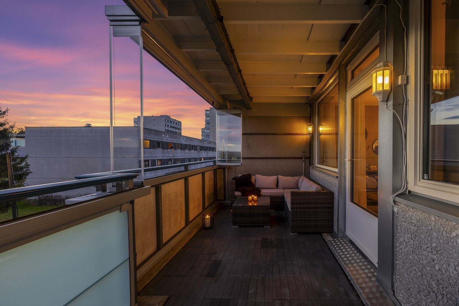 Rekkverket i metall med glass og plater i felt sikrer en trygg og åpen følelse Galleribilde