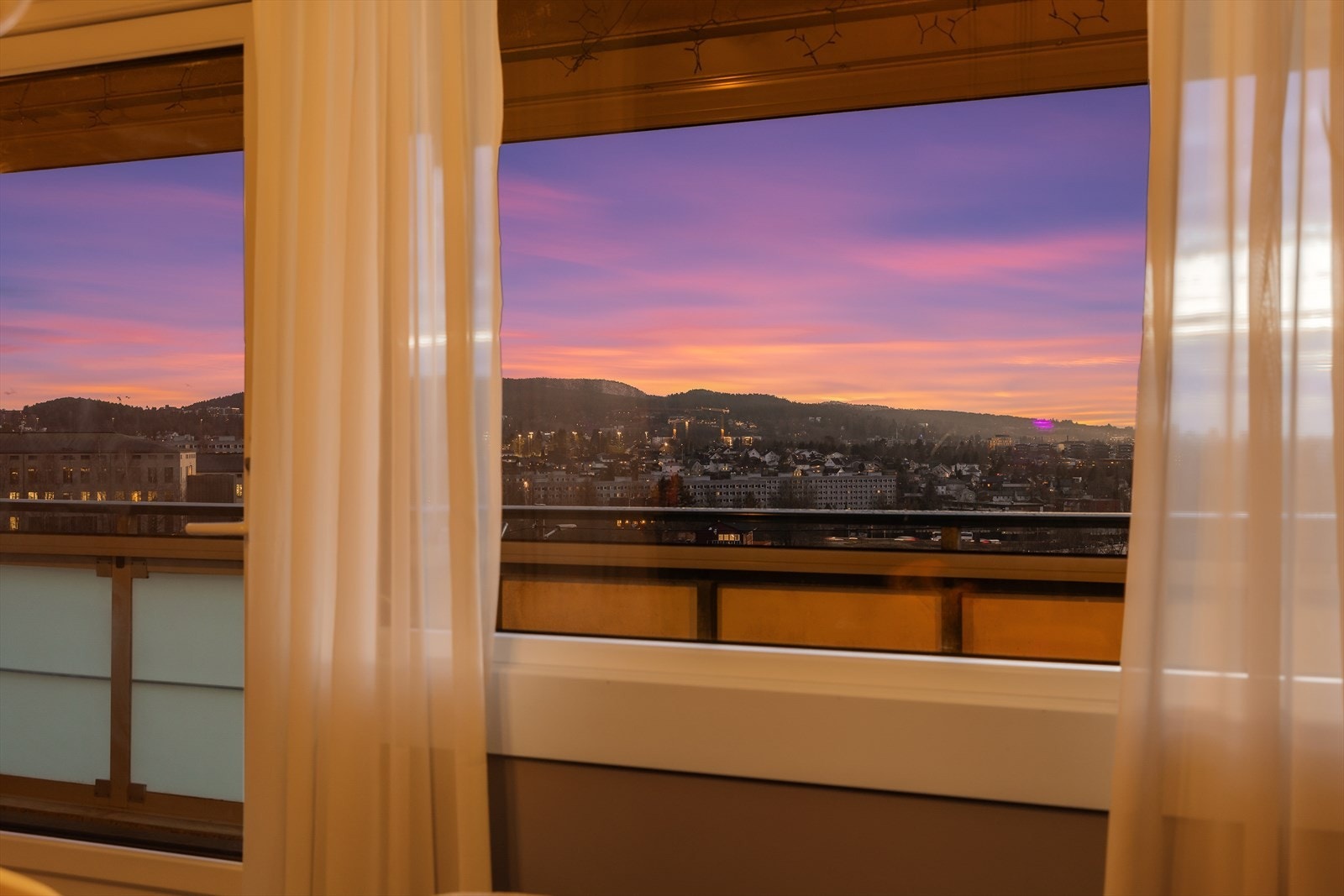 Fra vinduene har man en fin utsikt over nærområdet Galleribilde