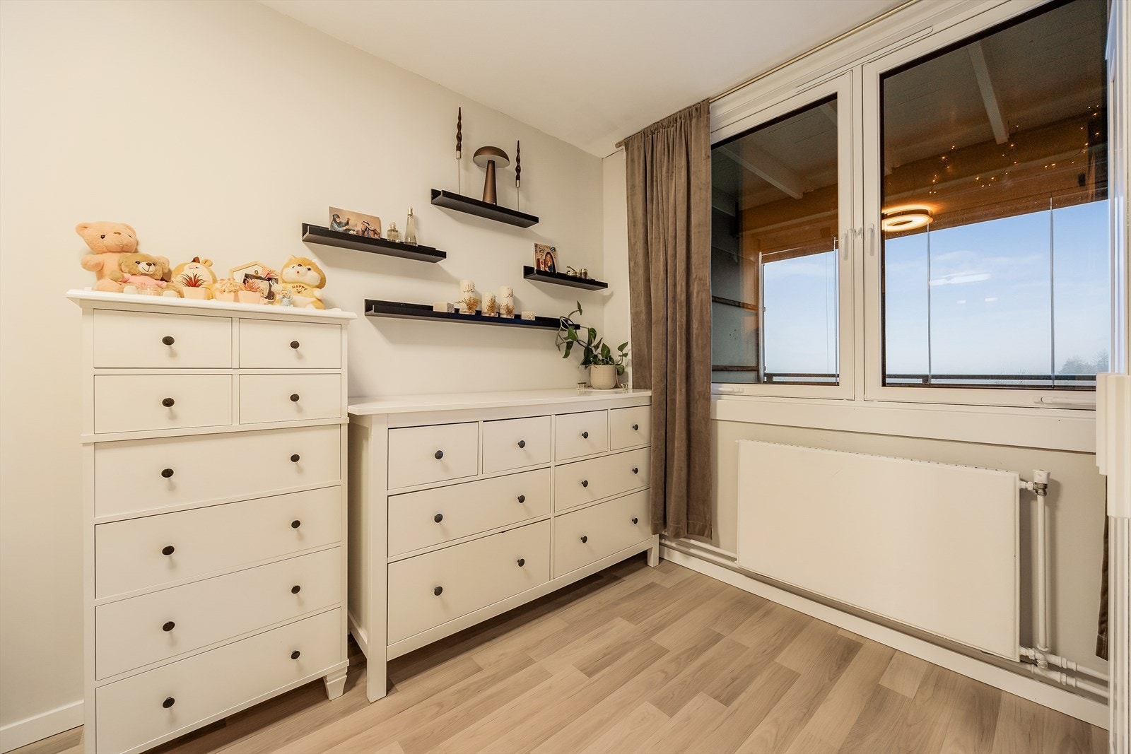 På soverommet er det plass til dobbeltseng, oppbevaring og skrivepult Galleribilde