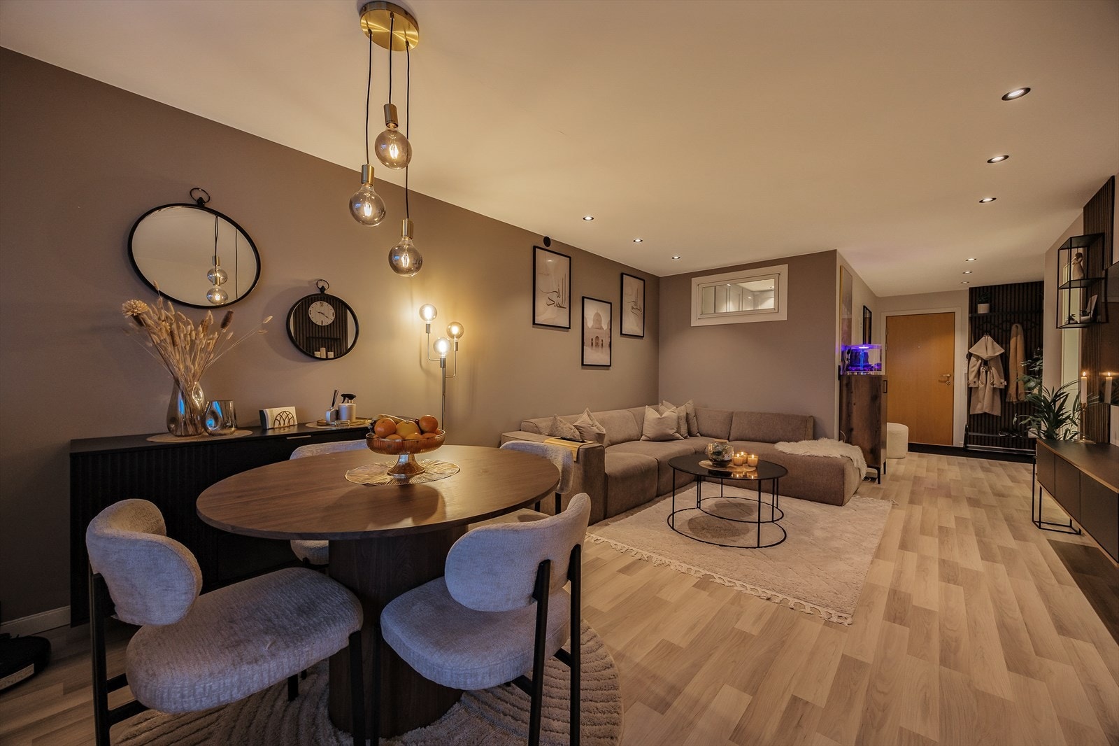 Stuen gir gode møbleringsmuligheter for en funksjonell og sosial sone Galleribilde