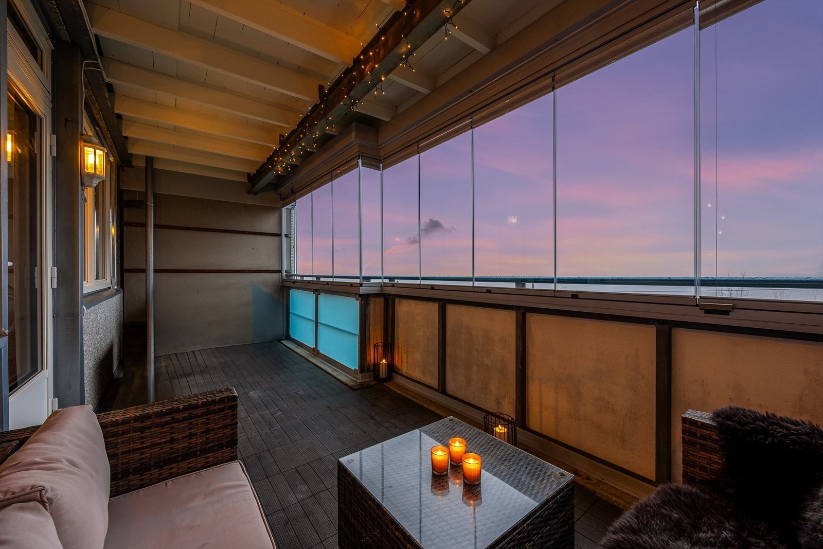 Stor og innglasset balkong på hele 13 m² Galleribilde