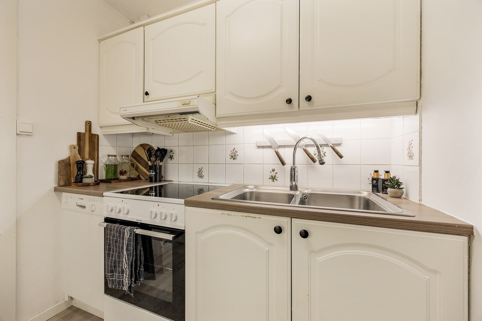 Fliser beskytter bakveggene og ventilatoren har kullfilter Galleribilde