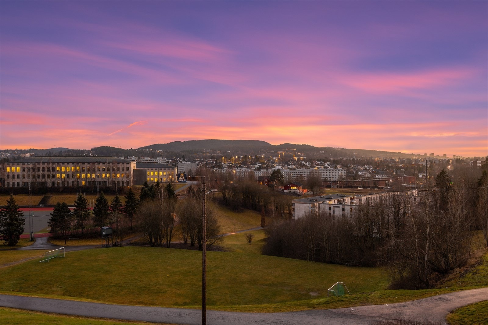 Beliggenheten er tilbaketrukket og uten gjennomgangstrafikk, omkranset av grøntområder Galleribilde