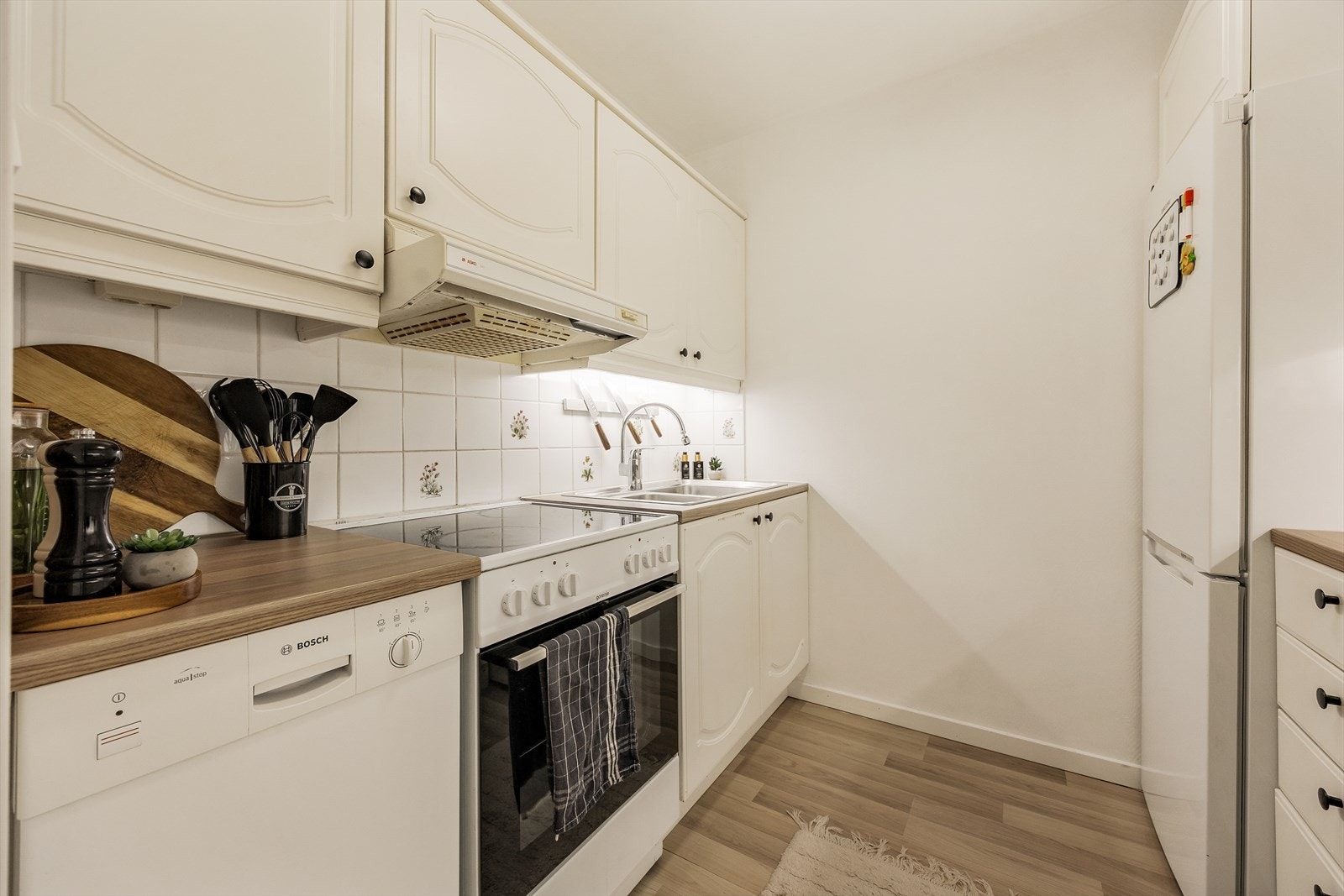 I innredningen er det opplegg og plass til komfyr, oppvaskmaskin og kjøleskap Galleribilde