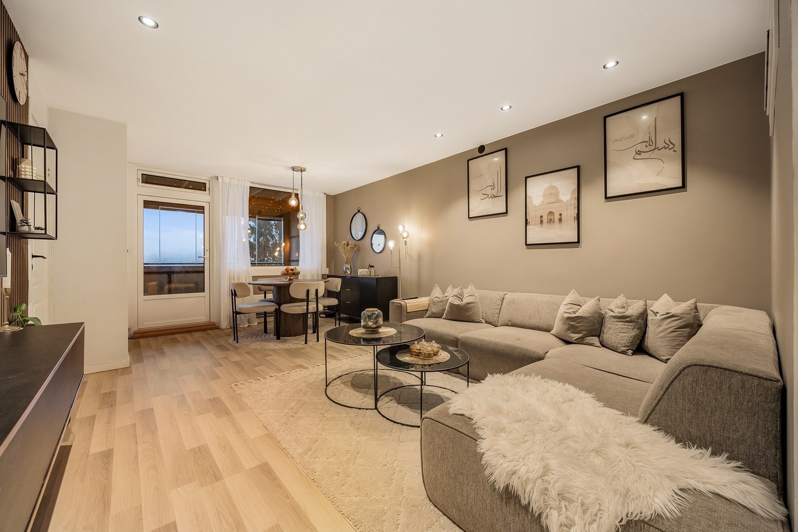 Det er montert godt med downlights i himlingen Galleribilde