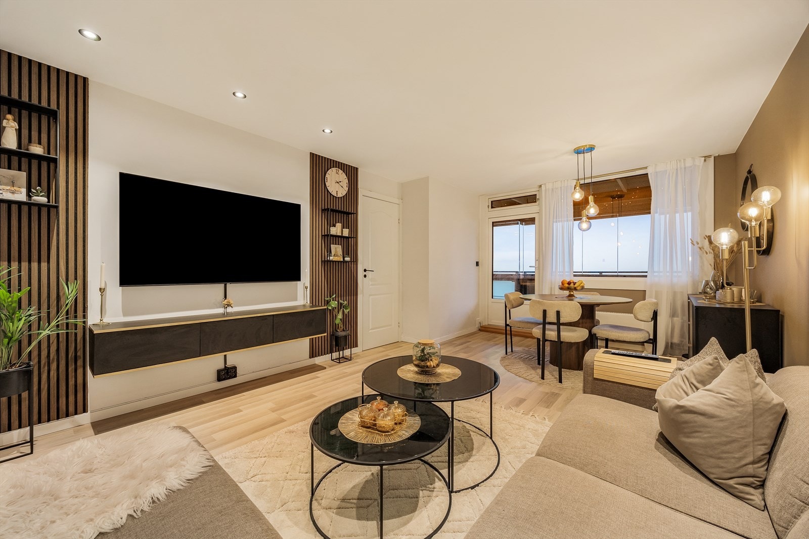 Romslig og trivelig stue med store vinduer Galleribilde