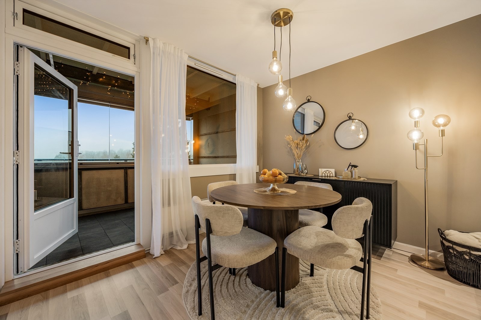 Fra stuen er det utgang til balkongen Galleribilde