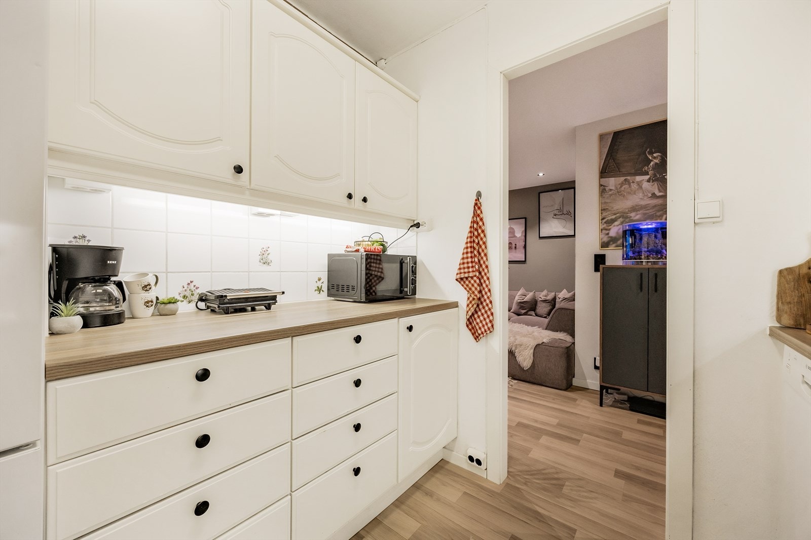 Innredningen har profilerte fronter og laminerte benkeplater Galleribilde