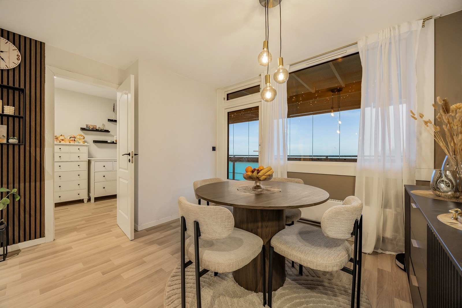 Overflatene er malt i lyse og duse farger, og gulvet er belagt med laminat Galleribilde