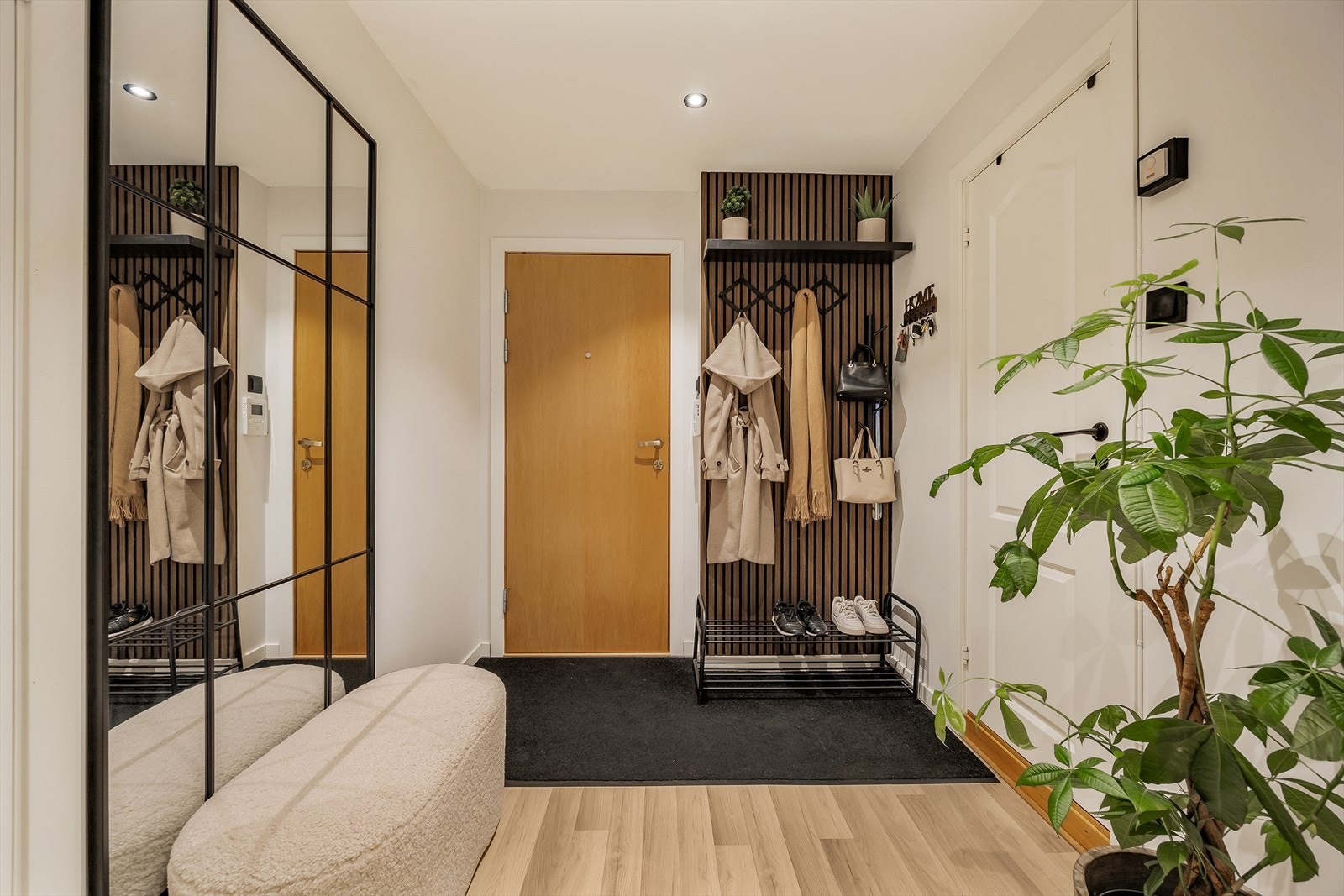 Praktisk entré med plass til skoskap og oppheng Galleribilde