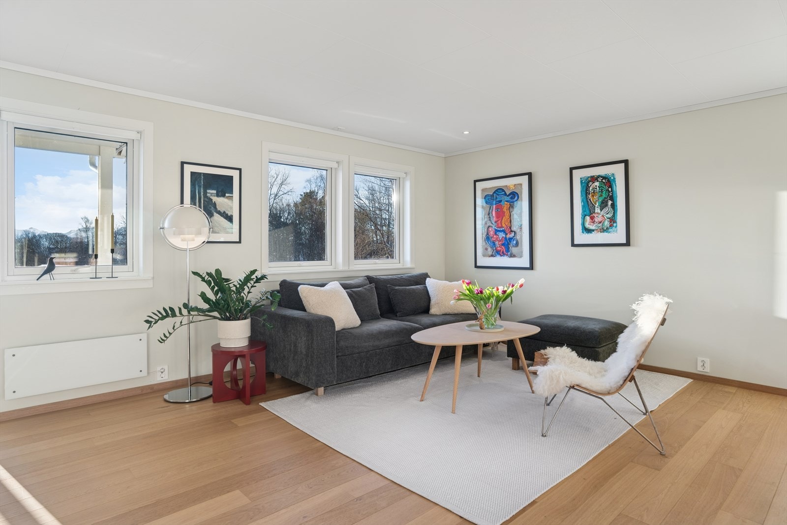 Her kan du nyte naturlig lys gjennom dagen og en behagelig atmosfære som gjør stuen til et perfekt sted for avslapning og hygge. Galleribilde