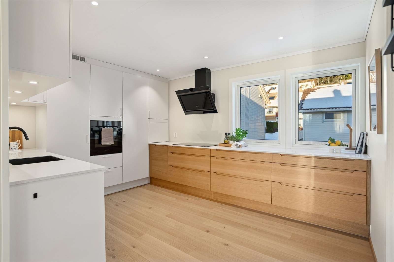 Store vinduer gir naturlig lys og ventilasjon, mens kjøkkenventilator sikrer effektiv avtrekk. Galleribilde