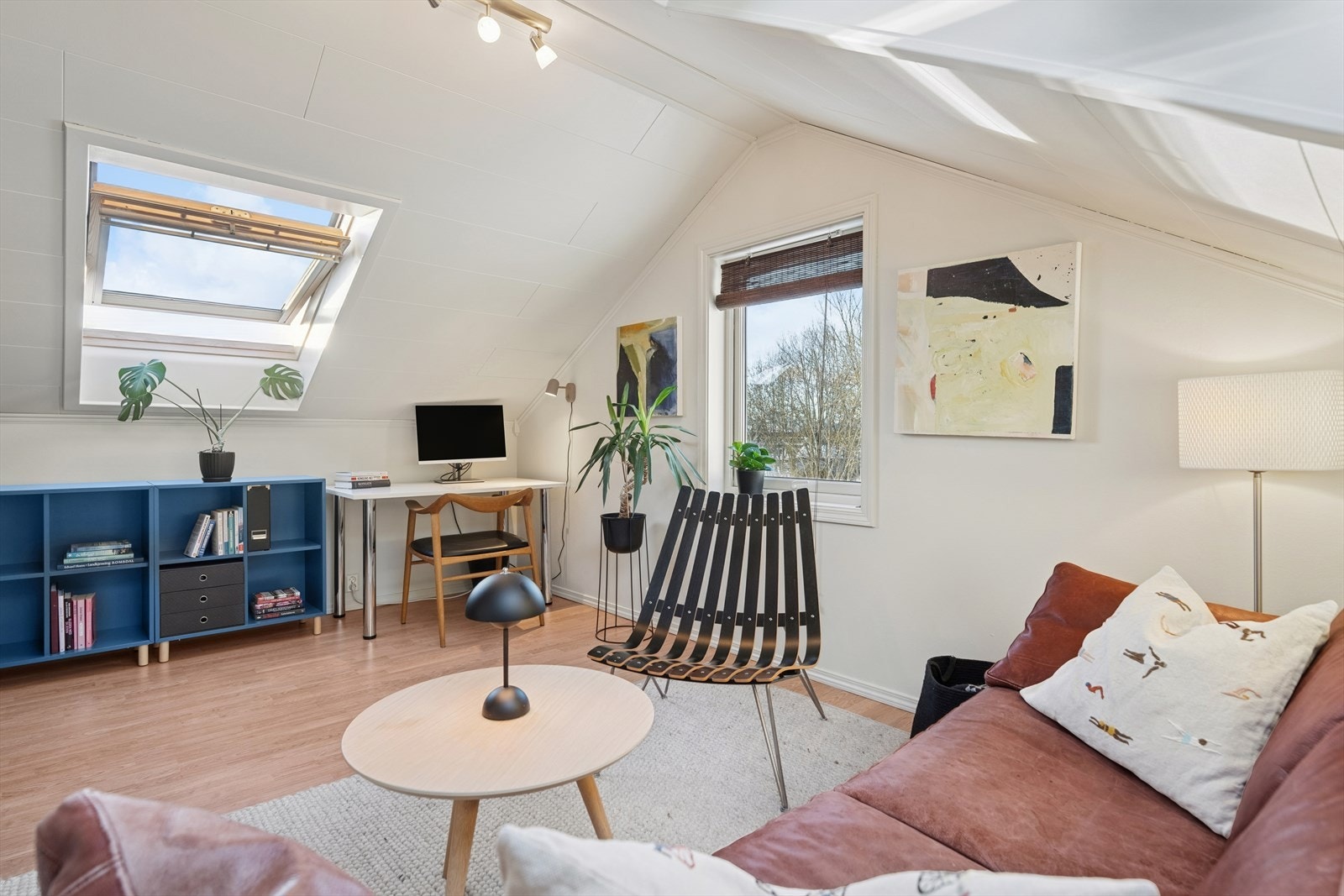 Takvinduer gir godt lysinnslipp til loftstuen/soverommet, som har laminatgulv og folierte trefiberplater i himlingen. Galleribilde