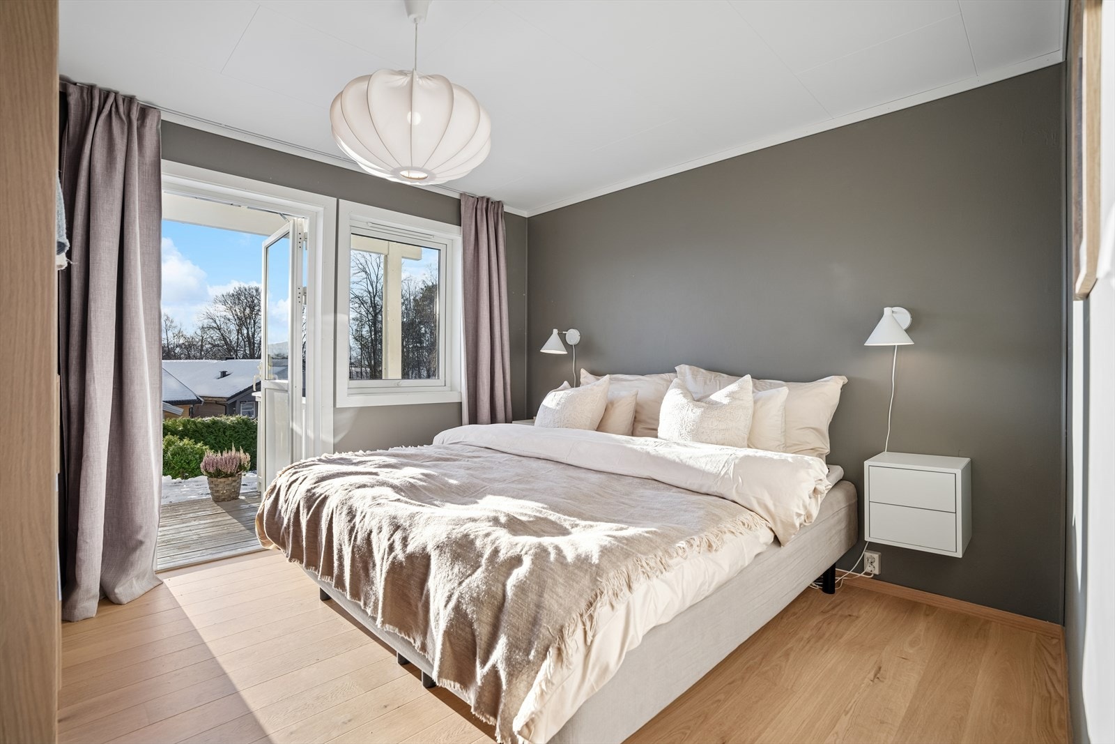 Det tredje soverommet har direkte utgang til en sørvendt terrasse på ca. 9 kvm - perfekt for å nyte solen og utsikten. Galleribilde