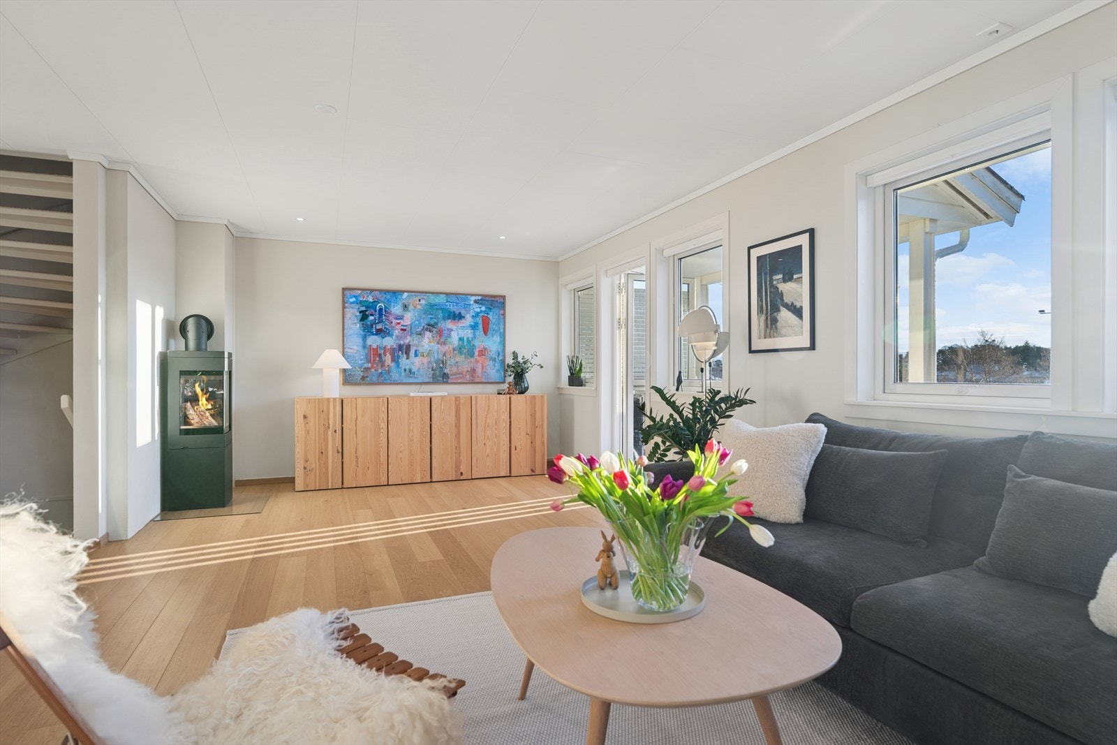 For ekstra komfort på kalde dager er det installert en ny vedovn i 2023, som gir både varme og en lun stemning. Galleribilde