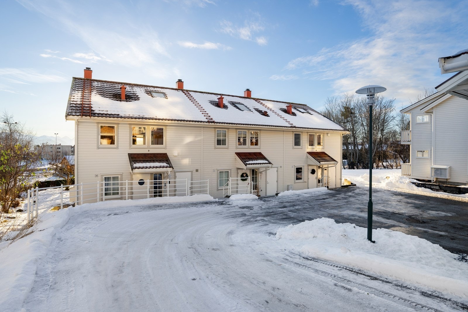 Et lyst og pent enderekkehus med 3 soverom og 2 stuer, flott utsikt og gode solforhold. Garasje og sentral beliggenhet. Galleribilde