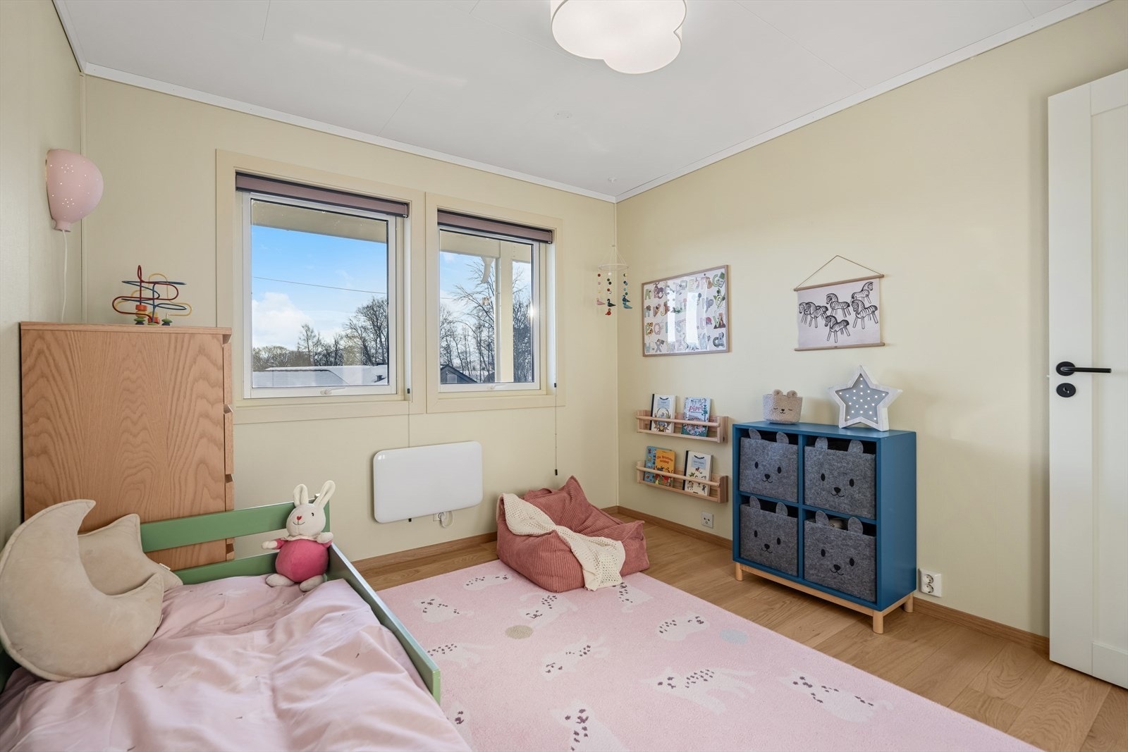 Plass til barneseng og lekekrok i rom med parkettgulv. To av rommene har praktiske garderobeløsninger som gir god oppbevaringsplass. Galleribilde