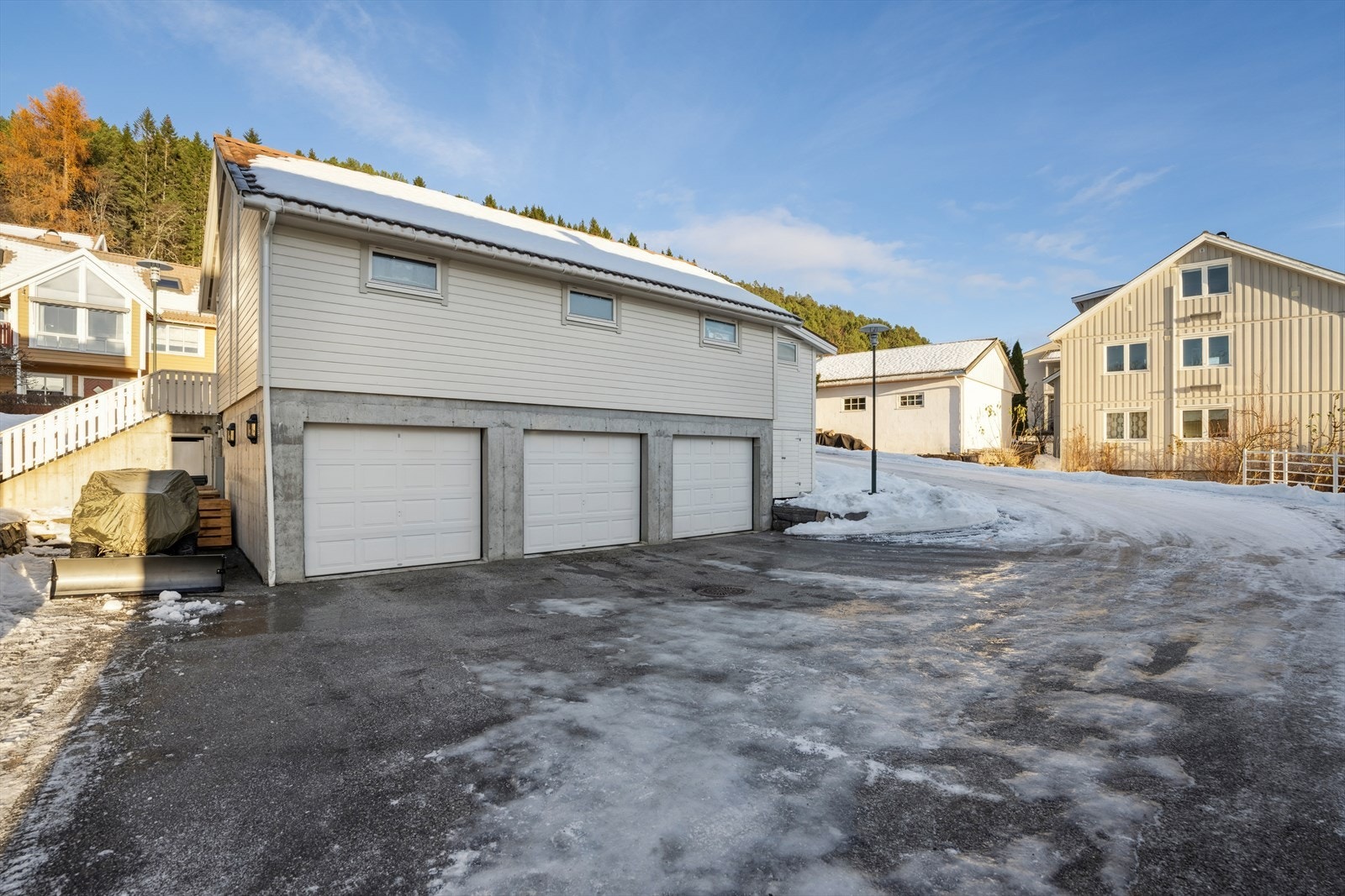 Parkering i felles garasje 17 kvm med elbil-lader. Garasjen har støpt betonggulv og grunnmur, med en isolert leddport. Gjesteparkering på fellesområdet. Galleribilde