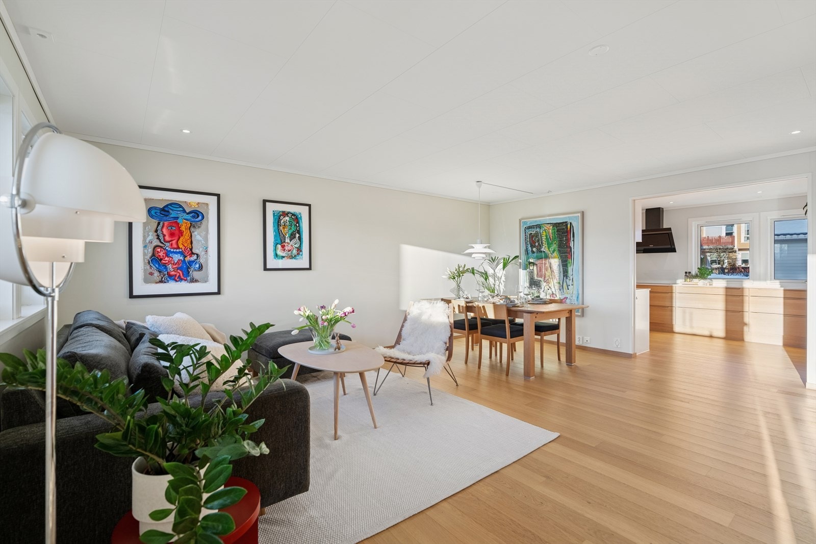 Her er det god plass til familie og gjester, og den åpne løsningen mot kjøkkenet gjør det enkelt å kombinere matlaging og sosialt samvær. Galleribilde