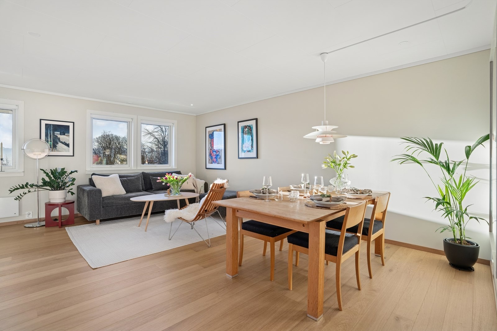 Her kan du enkelt innrede med stor spisegruppe og komfortable sitteplasser, perfekt for hyggelige måltider og sosiale sammenkomster. Galleribilde