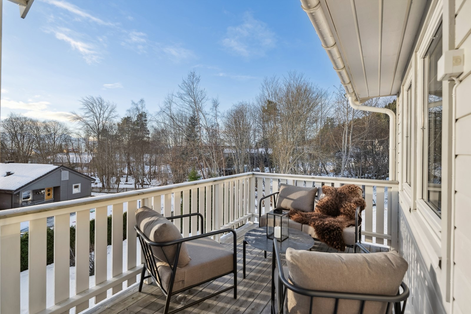 Fra stuen er det direkte utgang til en sørvendt veranda på ca. 14 kvm, hvor du kan nyte gode solforhold og flott utsikt. Galleribilde