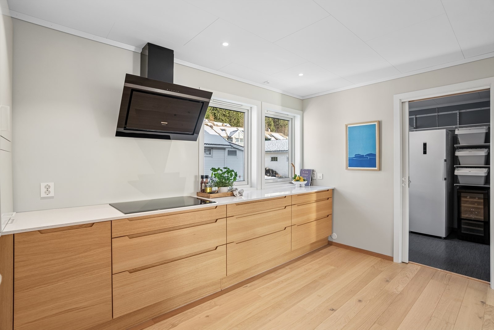 Fra kjøkkenet er det direkte tilgang til et praktisk og romslig vaskerom med god plass til oppbevaring og tørking av klær. Galleribilde