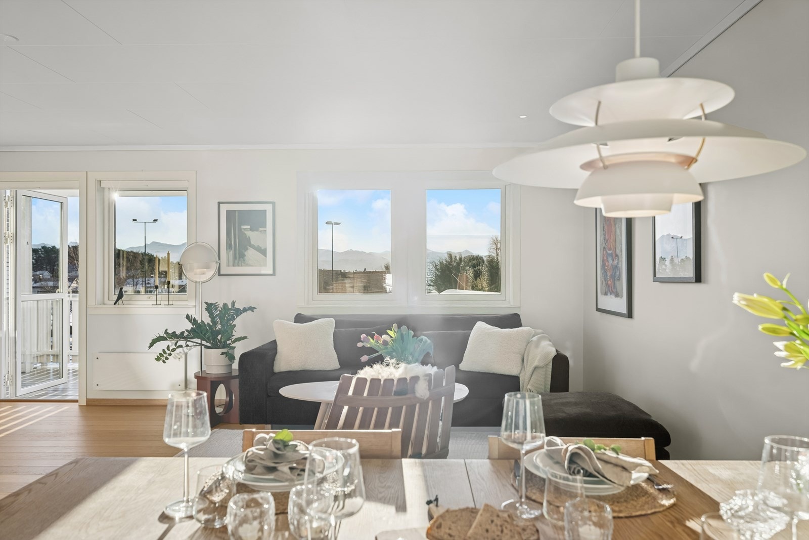 Det romslige spisebordet er plassert nær vinduet, noe som gir rikelig med naturlig lys til måltidene og skaper en hyggelig atmosfære. Galleribilde