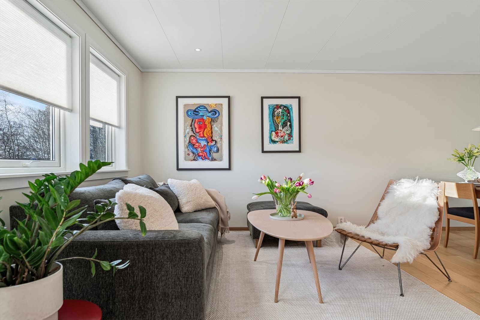 Sofaen er plassert ved de store vinduene, som gir en lys og innbydende sitteplass med flott utsikt mot nærområdet. Galleribilde