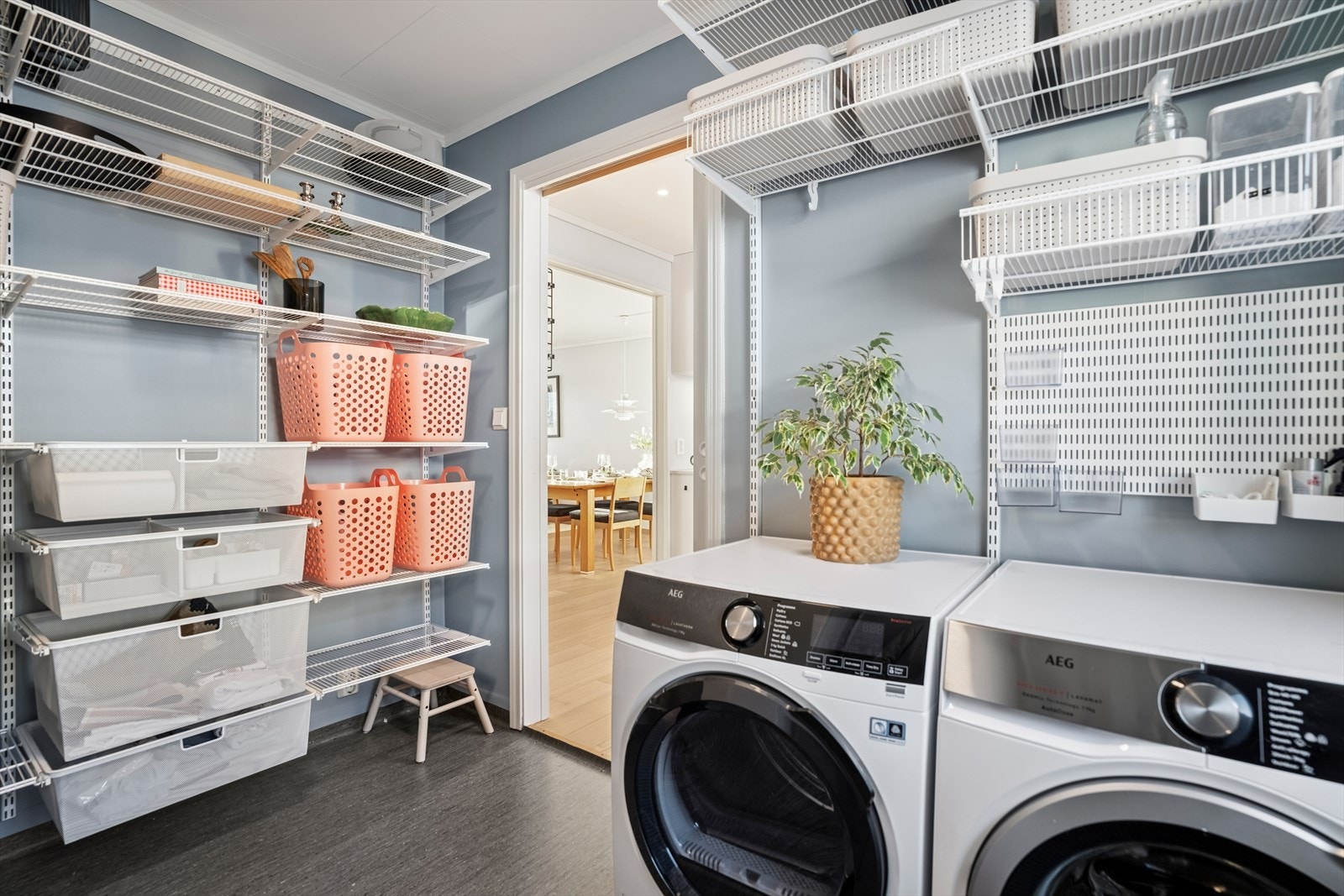 Vaskerommet er utstyrt med omfattende hyllesystem fra Elfa, som gir gode oppbevaringsmuligheter. Mekanisk avtrekk sikrer effektiv ventilasjon. Galleribilde