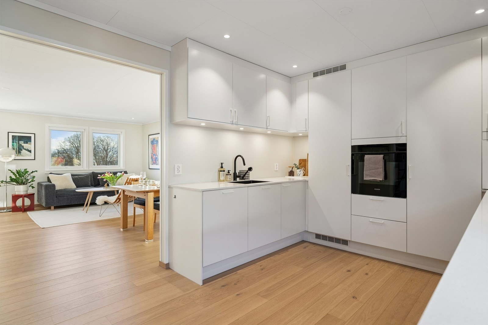 Kjøkkenet er utstyrt med hvitevarer, som stekeovn, platetopp, oppvaskmaskin og kjøleskap. For trygghet og funksjonalitet er det montert kjøkkenventilator med avtrekk ut, komfyrvakt over platetoppen og waterguard i skapet under vasken. Galleribilde