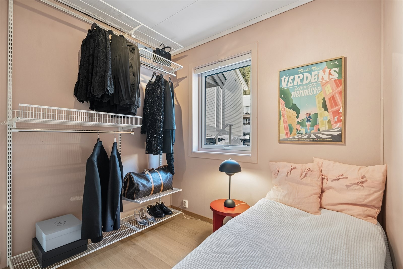 I denne etasjen finner du tre gode soverom med fleksible innredningsmuligheter. Garderobeløsning med hyllesystem gir effektiv oppbevaring. Galleribilde