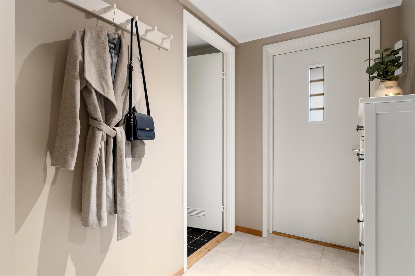 Entréen er lys og malt i behagelige farger. Galleribilde