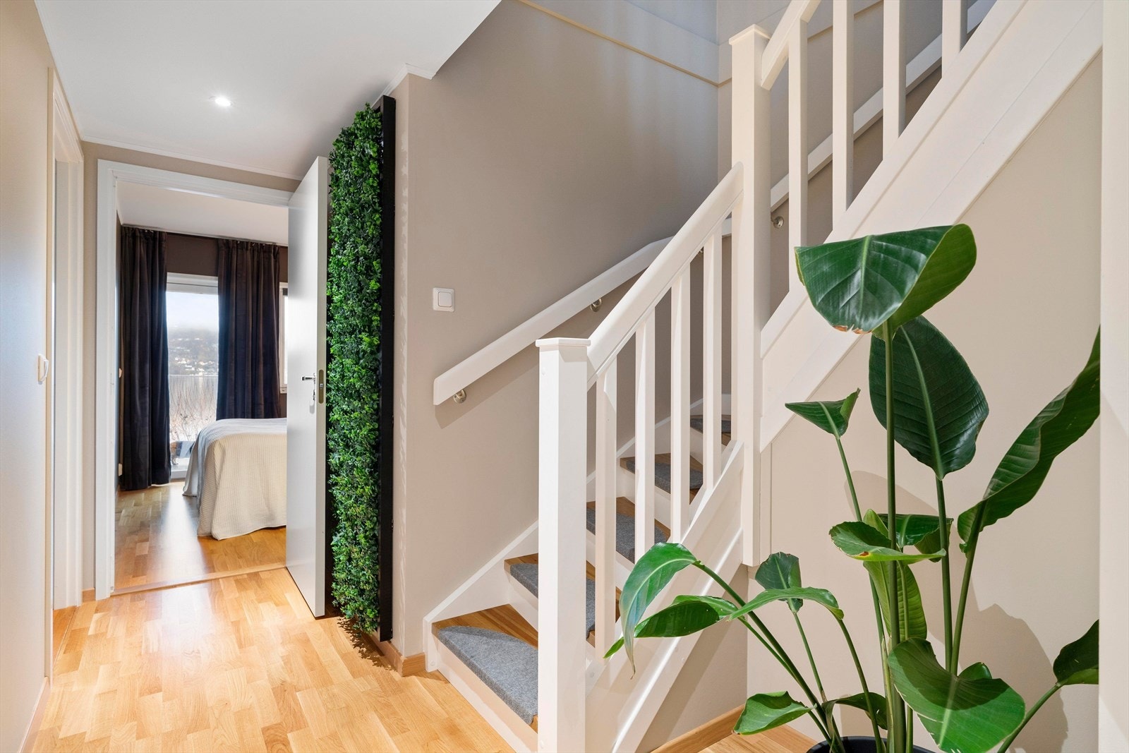 Et lyst trappeområde binder etasjene sammen og gir en god flyt i planløsningen. Galleribilde