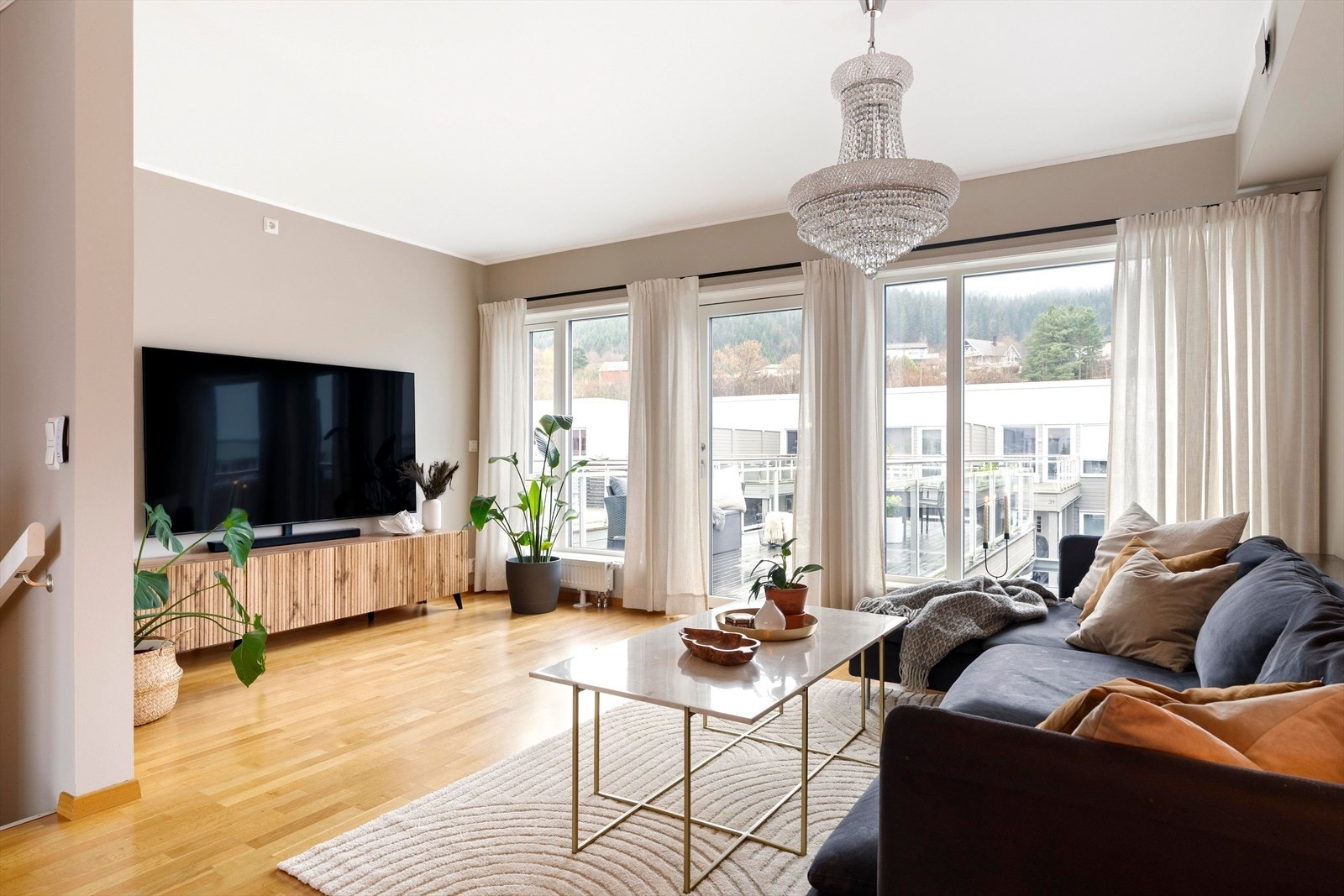 Stuen er luftig og moderne og har store vindusflater som slipper inn rikelig med naturlig lys. Galleribilde