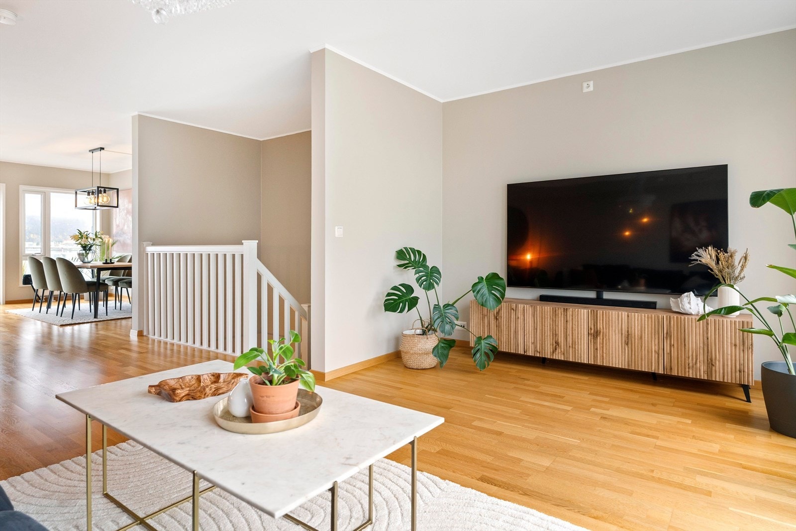 Stuen har åpen løsning mot kjøkkenet som skaper en sosial atmosfære. Galleribilde