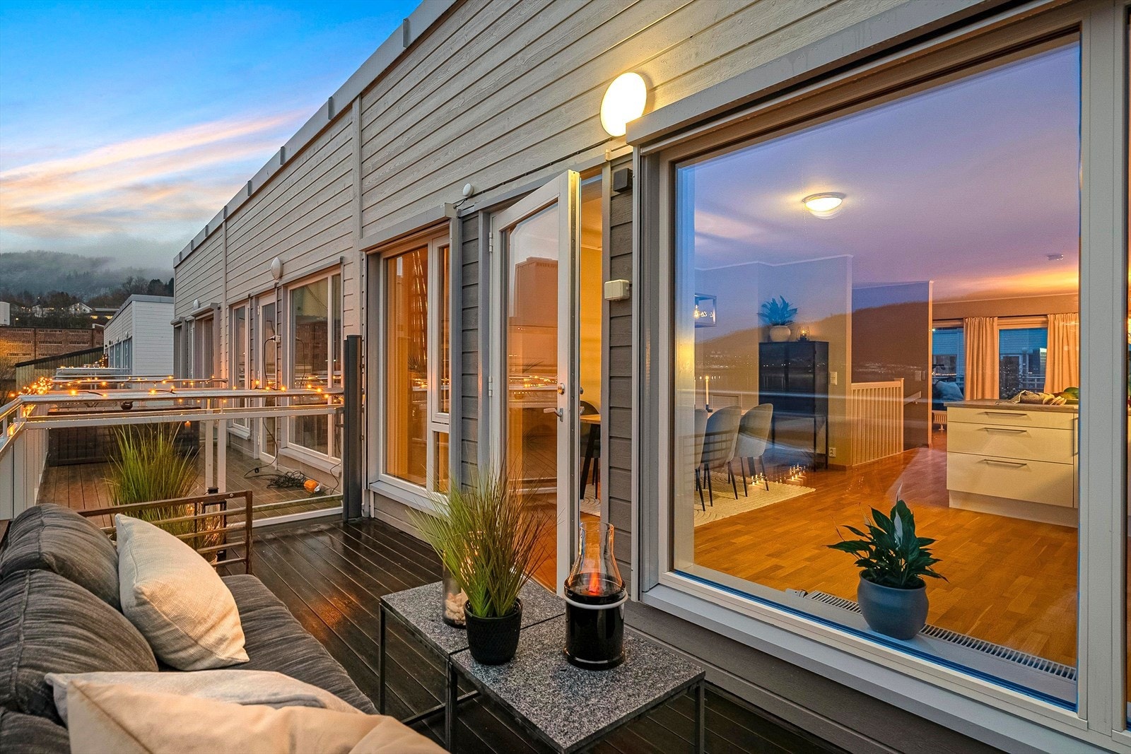 Det er etablert vindskjerming på begge sider av balkongen idag, praktisk både for vinden og for ekstra privatliv. Galleribilde