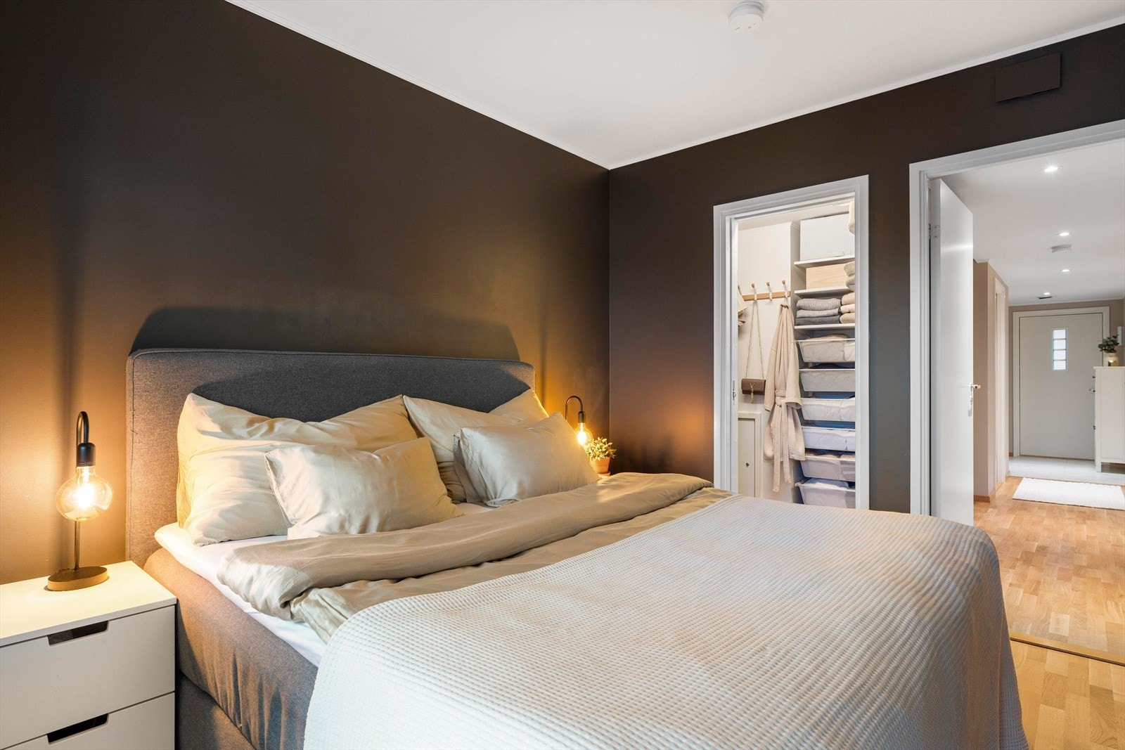 I tilknytning til soverommet er det også etablert et walk-in-closet. Galleribilde