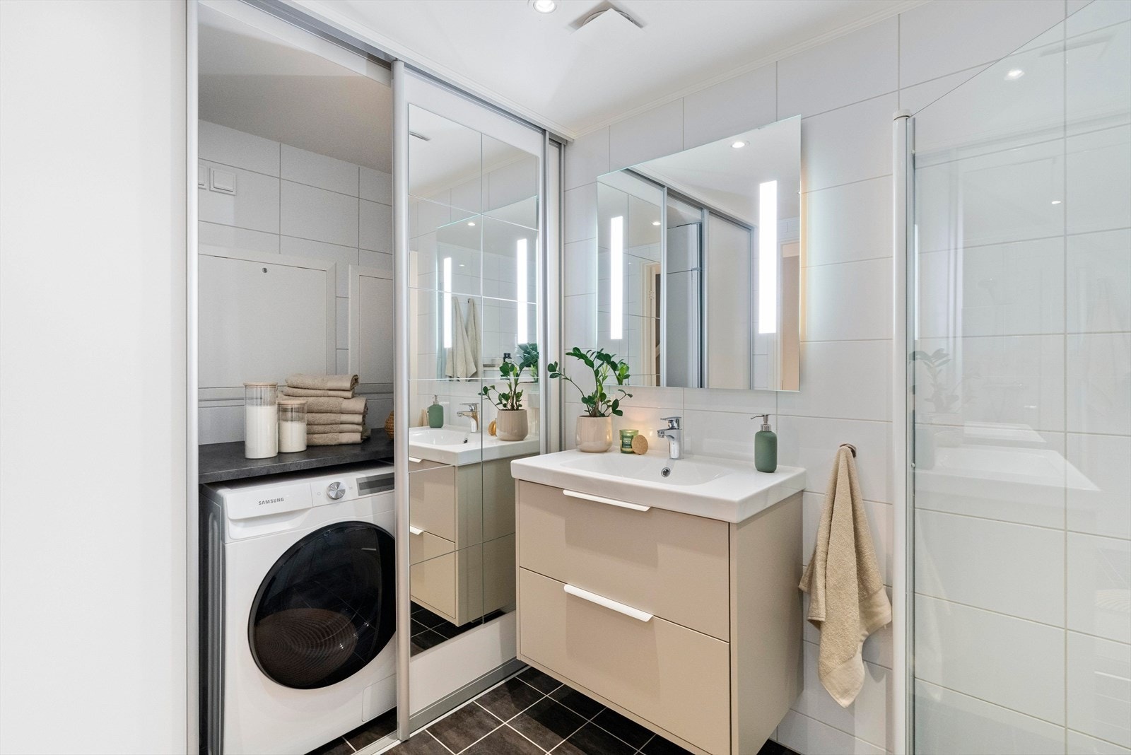 Vaskemaskin og tørketrommel er praktisk plassert bak skyvedørsløsning. Galleribilde