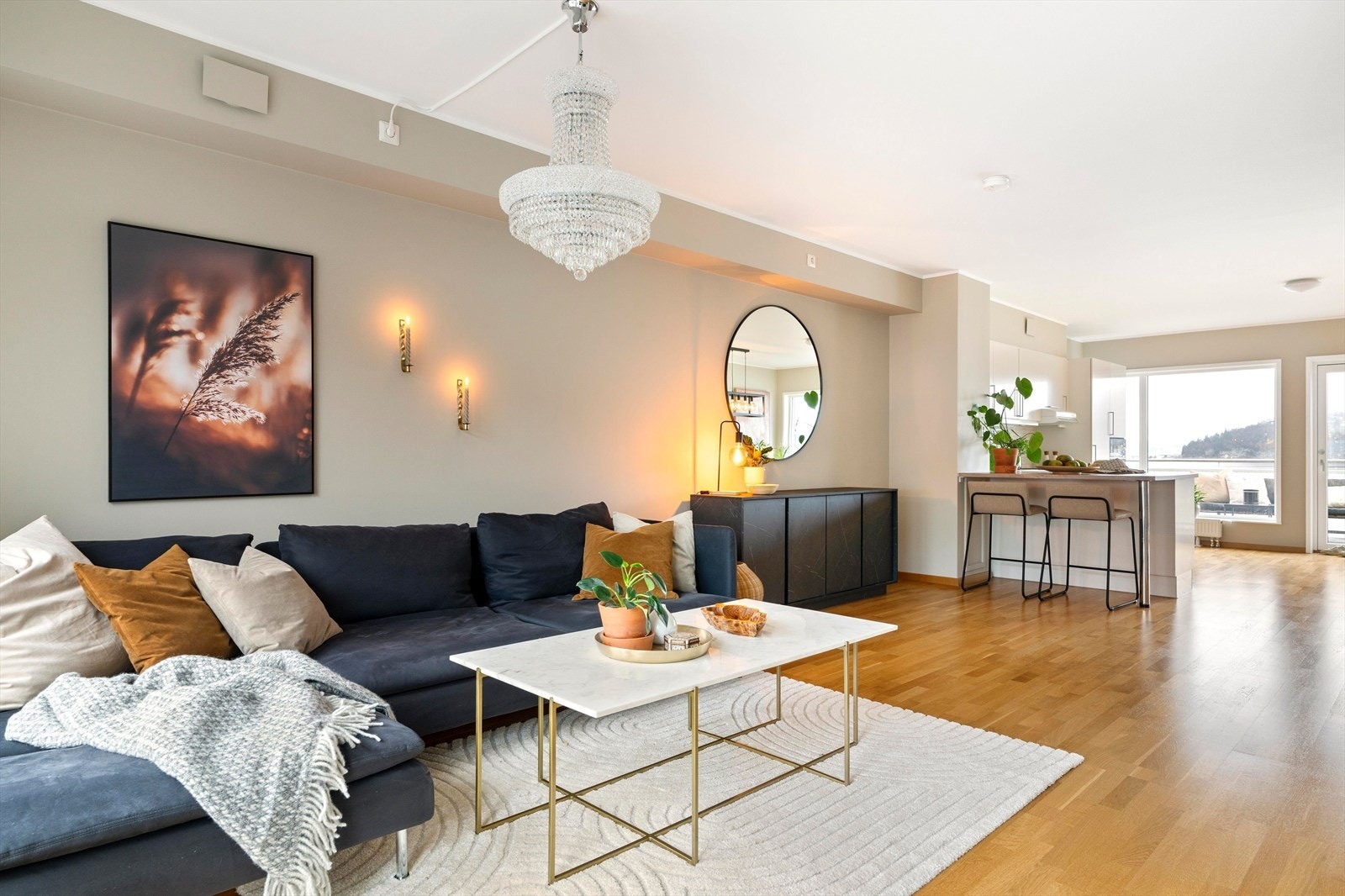 Store vinduer på begge sider gir gjennomlys og en behagelig romfølelse. Galleribilde