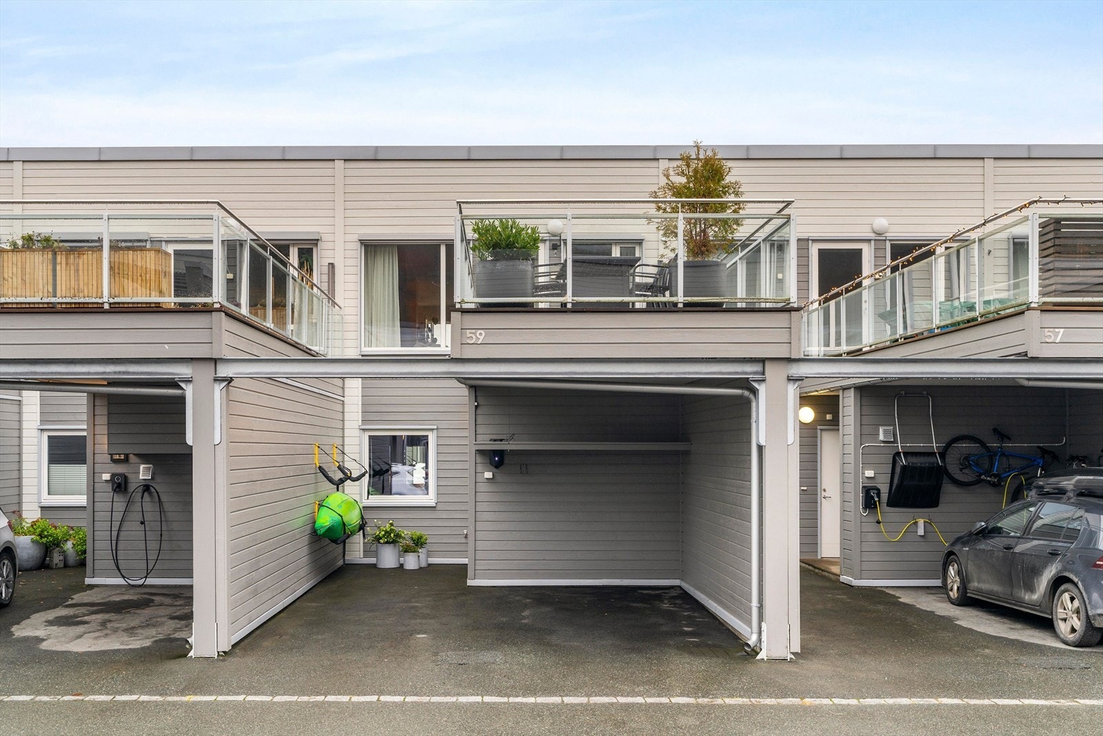 Det er etablert elbillader ved carporten. Galleribilde