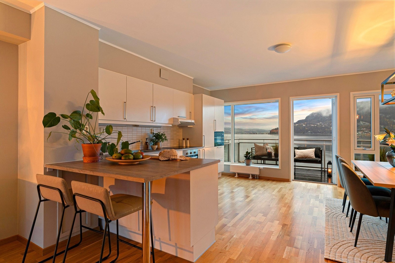 Kjøkkenet er stilrent med glatte fronter og god skapplass. Galleribilde