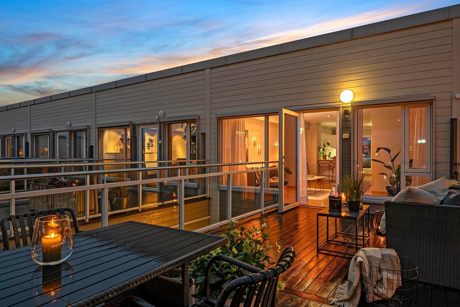 Boligen har balkonger på begge sider, noe som gjør at man enkelt kan flytte seg etter sola. Galleribilde