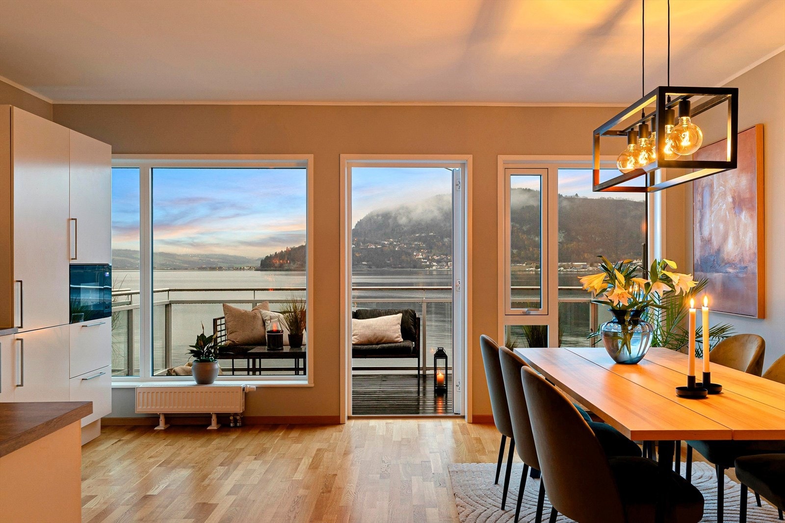 Fra kjøkkenet/spisestuen har man en nydelig utsikt mot fjorden. Galleribilde