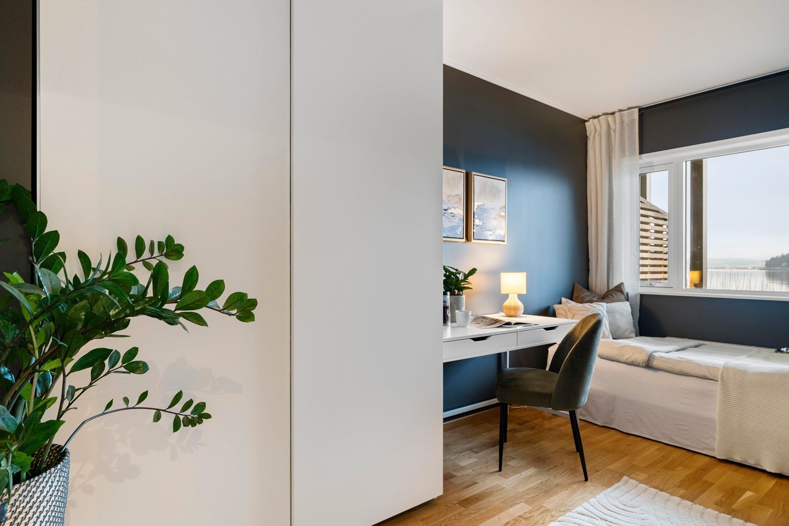 Boligens tre soverom gjør innredningen fleksibel. Rommene måler hhv. 9, 9 og 6.5 kvm. Galleribilde