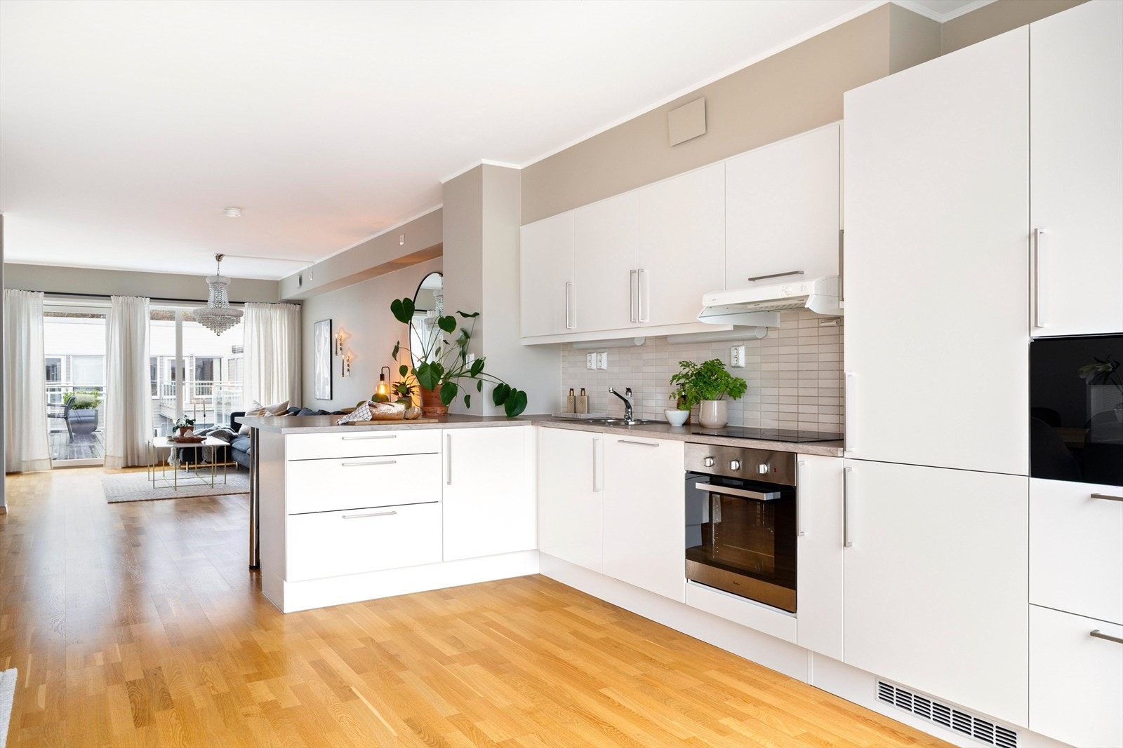 Hvitevarene er integrerte og innredningen fremstår som tidløs. Galleribilde