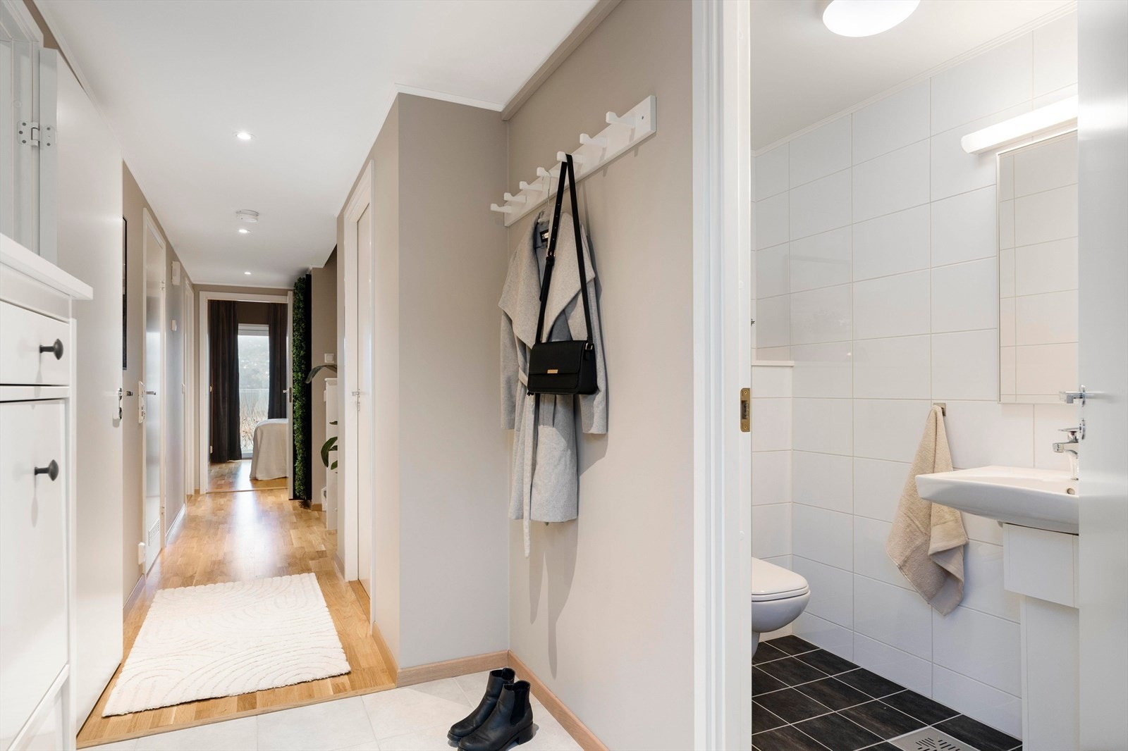 I tilknytning til entréen finner man et praktisk WC-rom. Galleribilde