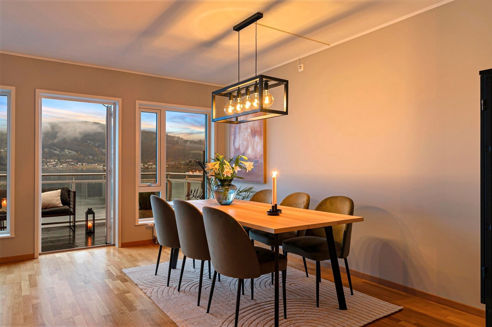 I tilknytning til kjøkkenet er det en lys og romslig spiseplass med store vindusflater som gir flott utsyn og en sosial atmosfære. Galleribilde