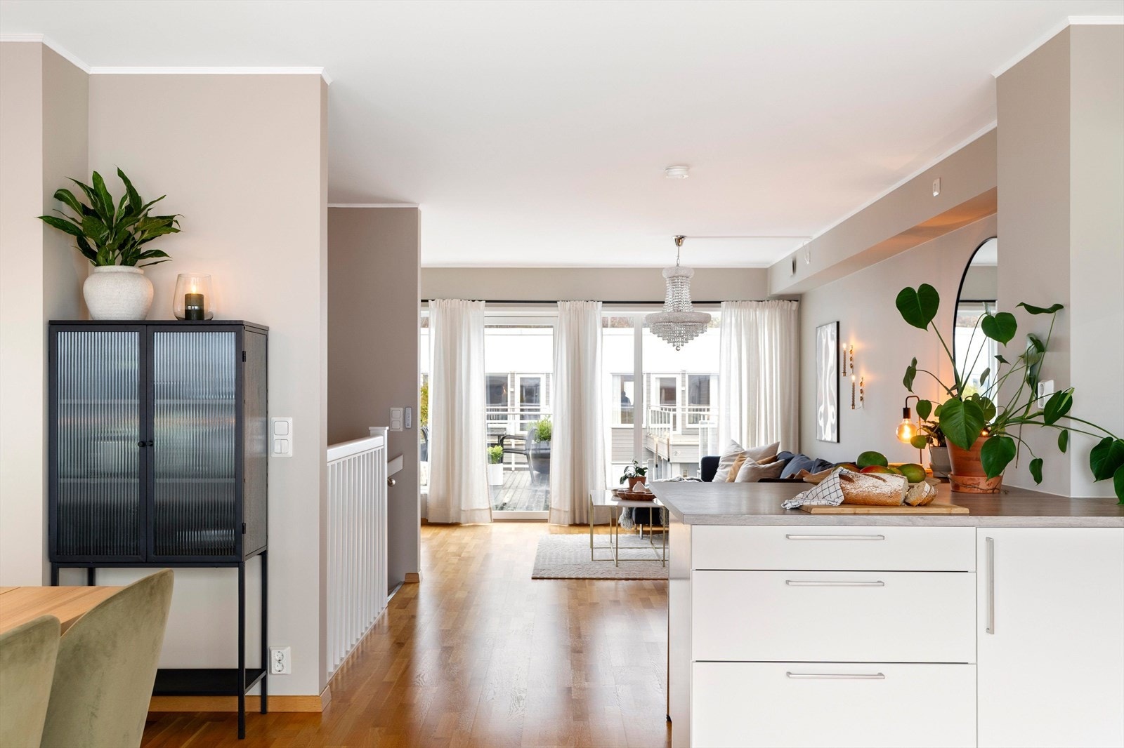 Allrommet utgjør hele 54 kvadratmeter - masse plass å boltre seg på. Galleribilde