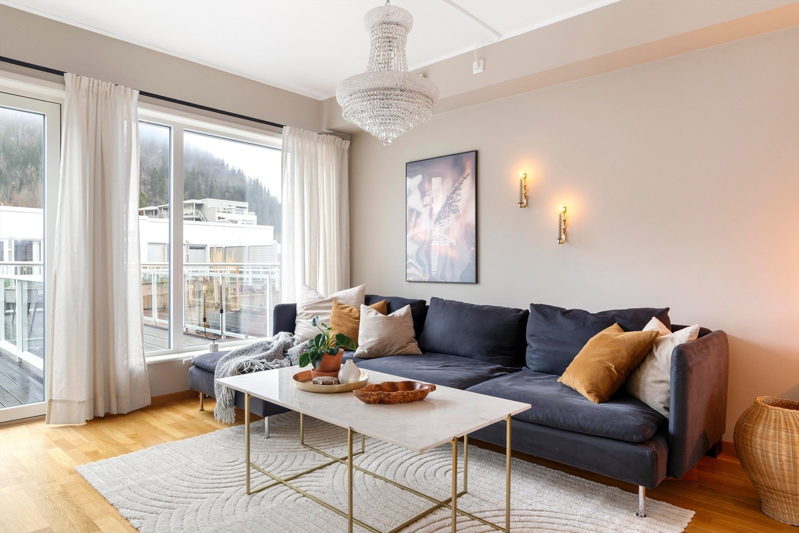 Boligen varmes opp vannbåren varme i radiatorer og har balansert ventilasjon. Galleribilde